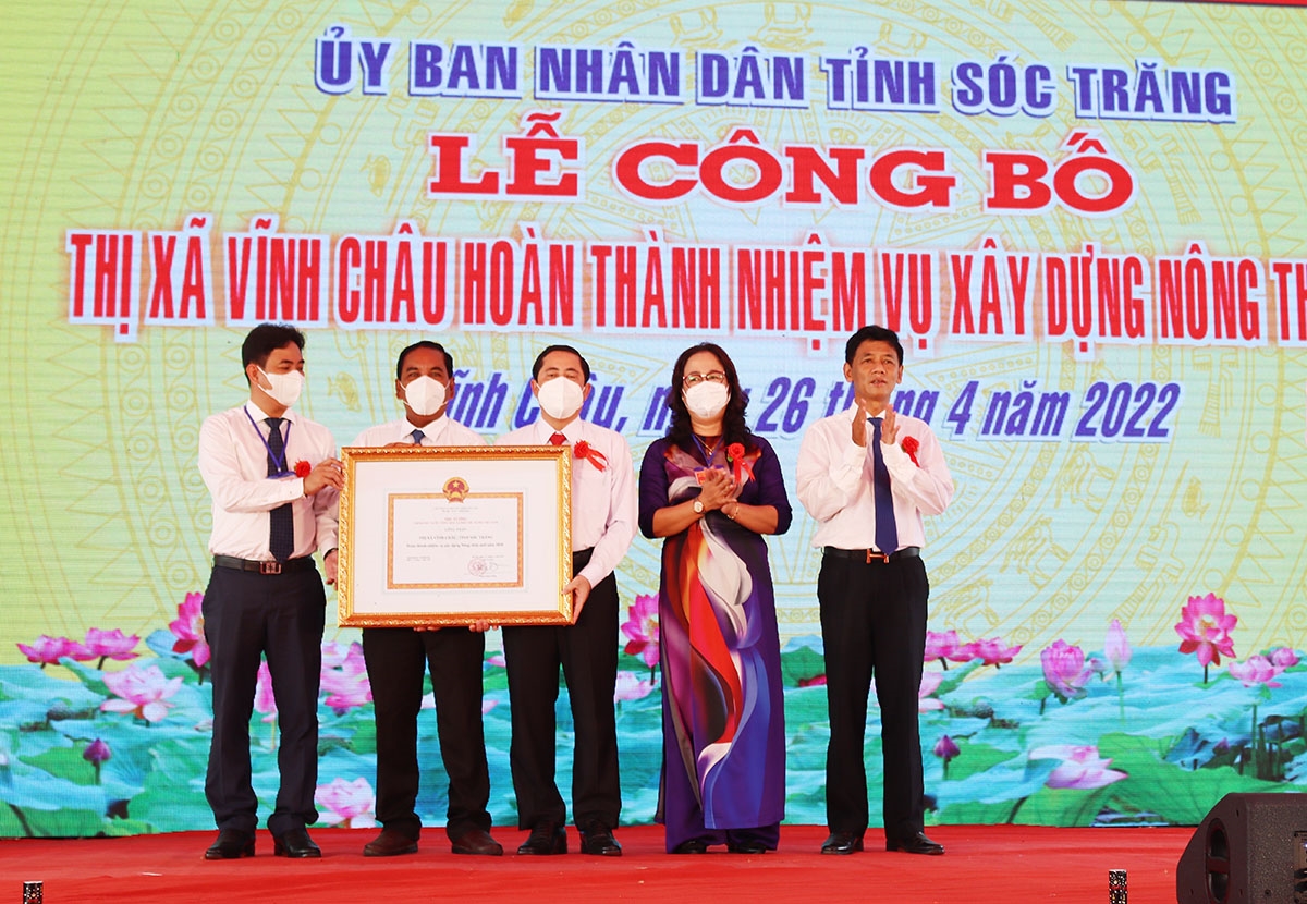 Ông Lâm Văn Mẫn - Ủy viên Ban Chấp hành Trung ương Đảng, trao Quyết định công nhận hoàn thành NTM cho Ban Thường vụ thị xã Vĩnh Châu 