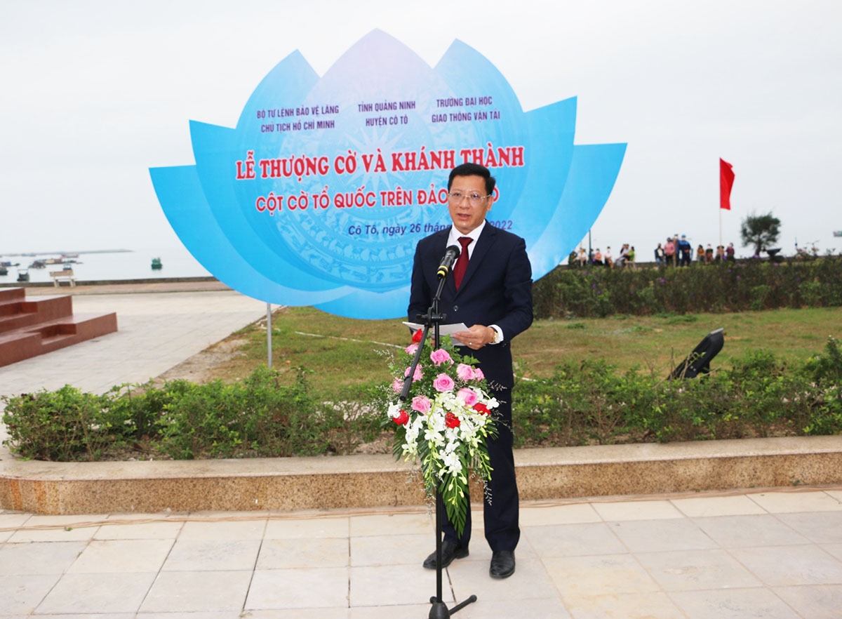 Ông Nguyễn Việt Dũng, Bí thư, Chủ tịch UBND huyện Cô Tô phát biểu tại Lễ thượng cờ