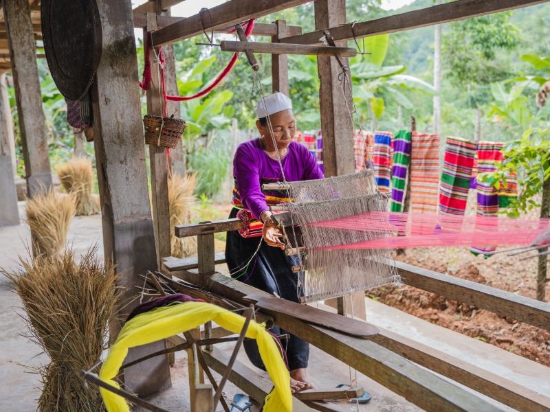 Phụ nữ Thái Mai Châu (Hòa Bình) sáng tạo hoa văn trên vải thổ cẩm