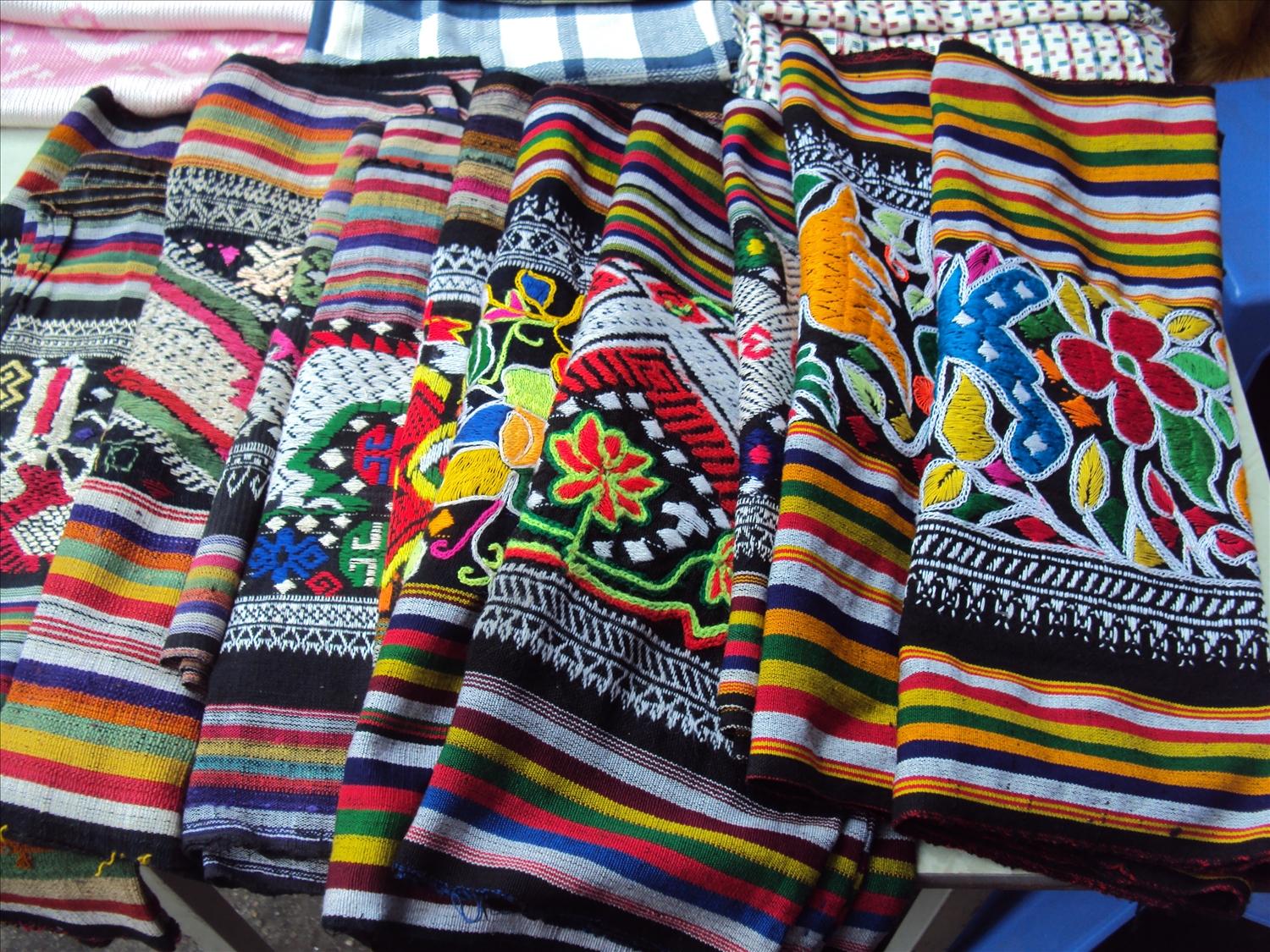 Hoa văn muôn sắc màu trên thổ cẩm dân tộc Thái