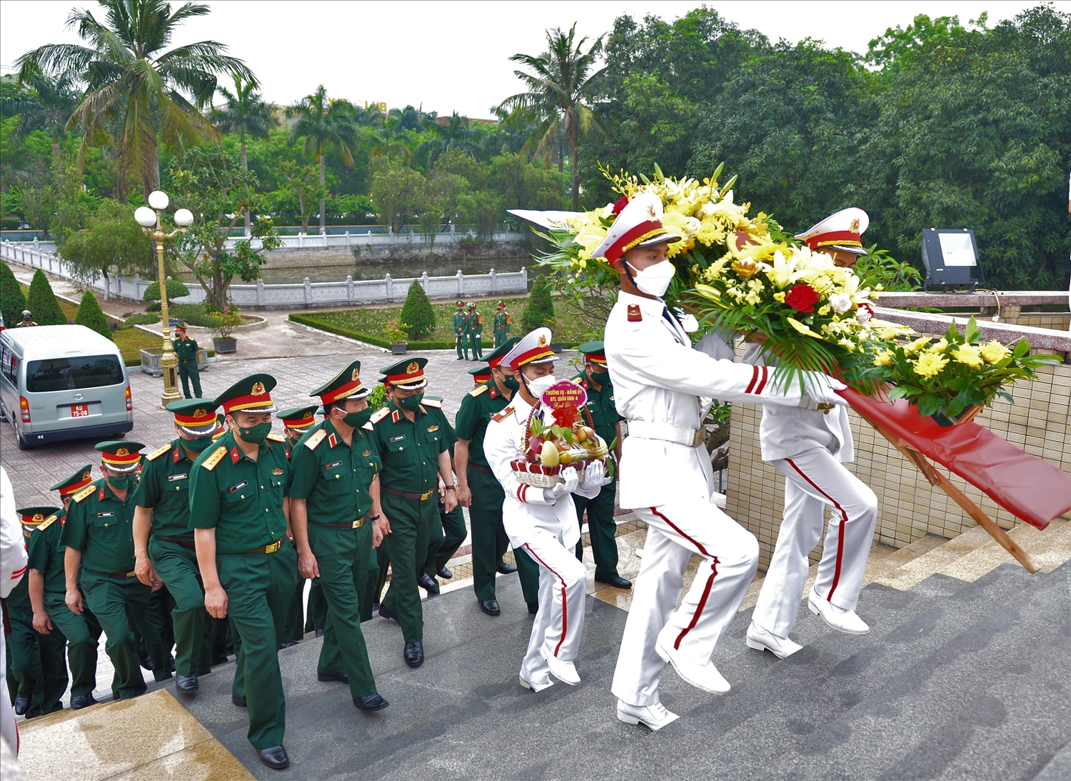 Đoàn công tác của Bộ Tư lệnh Quân khu 4 và các cơ quan Quân khu 4 dâng hoa, dâng hương tưởng niệm tại Nghĩa trang Liệt sĩ Tp. Vinh, tỉnh Nghệ An