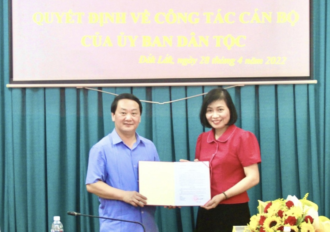 Bộ trưởng, Chủ nhiệm Ủy Ban Dân tộc Hầu A Lềnh trao Quyết định bổ nhiệm lại chức vụ Phó Vụ trưởng Vụ Địa phương II cho bà Phạm Thị Phước An