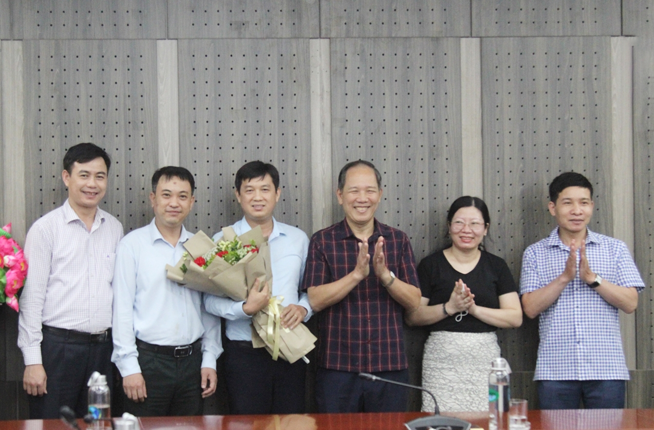 Chủ tịch Công đoàn UBDT Nguyễn Quang Hải tặng hoa chúc mừng Ban Thanh tra nhân dân nhiệm kỳ 2022 - 2023