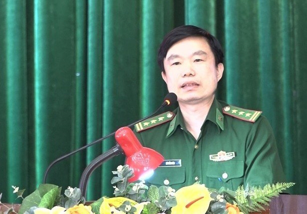 Thượng tá Lê Thế Viên, Phó Chủ nhiệm Chính trị, Bộ chỉ huy BĐBP tỉnh Thanh Hóa truyền đạt chuyên đề cho các học viên