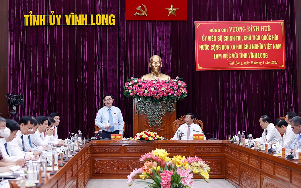 Chủ tịch Quốc hội Vương Đình Huệ làm việc với Ban Chấp hành Đảng bộ tỉnh Vĩnh Long. (Ảnh: DOÃN TẤN-TTXVN)