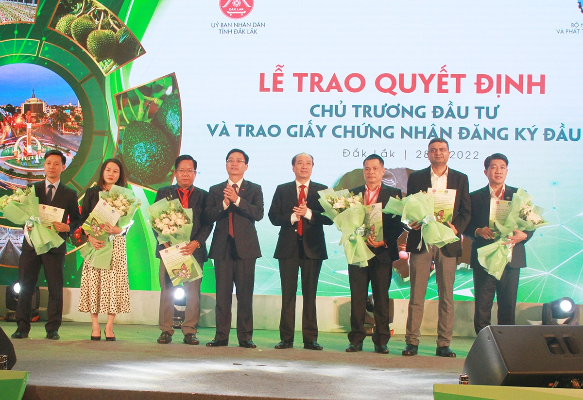 UBND tỉnh Đắk Lắk trao Giấy chứng nhận đăng ký cho các doanh nghiệp, nhà đầu tư