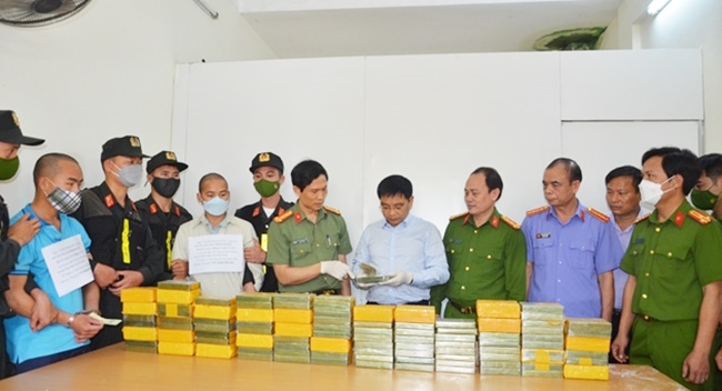 Bí thư Tỉnh ủy Điện Biên Nguyễn Văn Thắng (áo trắng, đứng giữa) kiểm tra số tang vật và động viên chúc mừng Ban Chuyên án