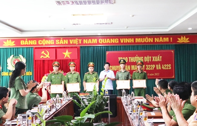 Chủ tịch UBND tỉnh Điện Biên Lê Thành Đô tặng Bằng khen cho các tập thể và cá nhân có thành tích xuất sắc trong đấu tranh chuyên án