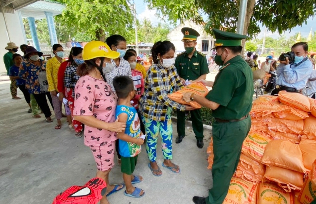 Cán bộ, chiến sĩ ĐBP Nhơn Hưng tặng quà cho đồng bào Khmer xã An Phú, huyện Tịnh Biên, tỉnh An Giang