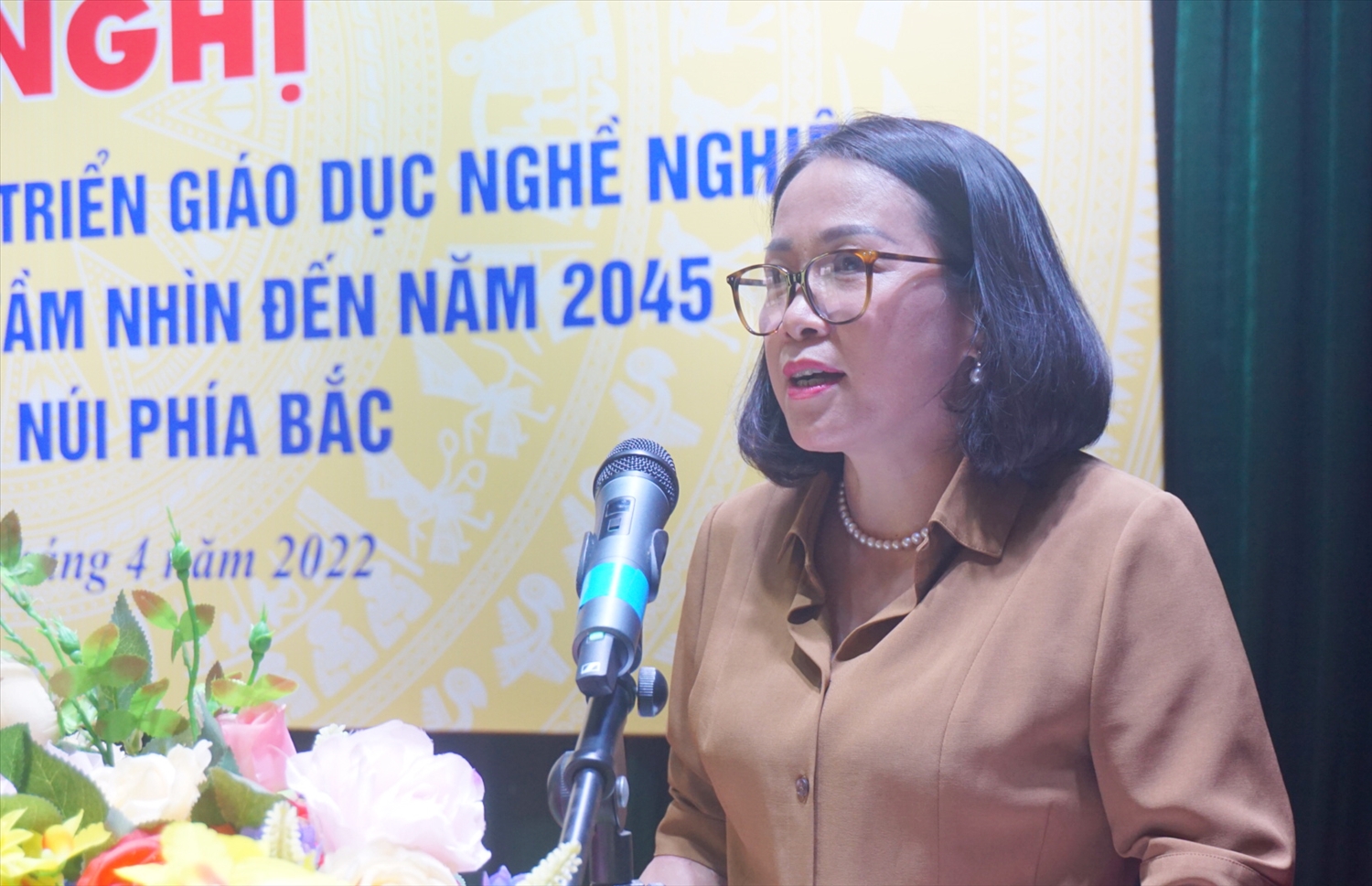 Bà Đinh Thị Hưng, Giám đốc Sở LĐTB&XH tỉnh Lào Cai tham luận tại Hội nghị 