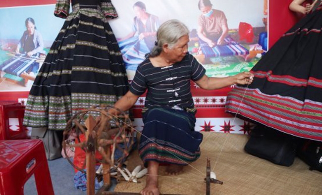 Trình diễn dệt thổ cẩm, nghề truyền thống của người đồng bào ở Lâm Đồng