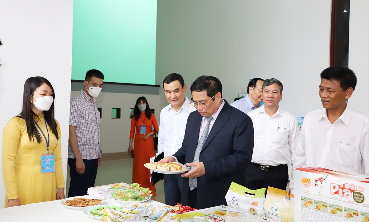 Thủ tướng Phạm Minh Chính tham quan các gian hàng sàn phẩm OCOP trưng bày tại Hội nghị
