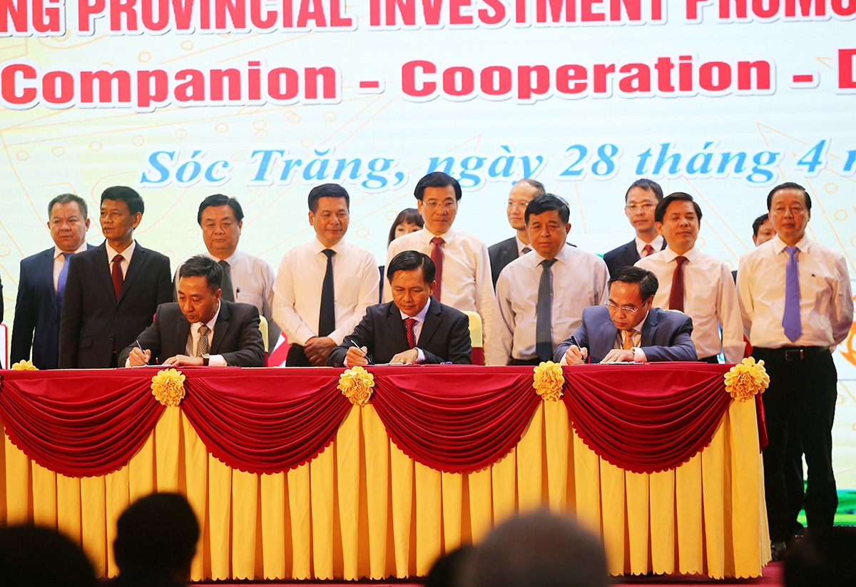 Chủ tịch UBND tỉnh Sóc Trăng Trần Văn Lâu (ngồi giữa) Ký kết ghi nhớ cùng các nhà đầu tư 