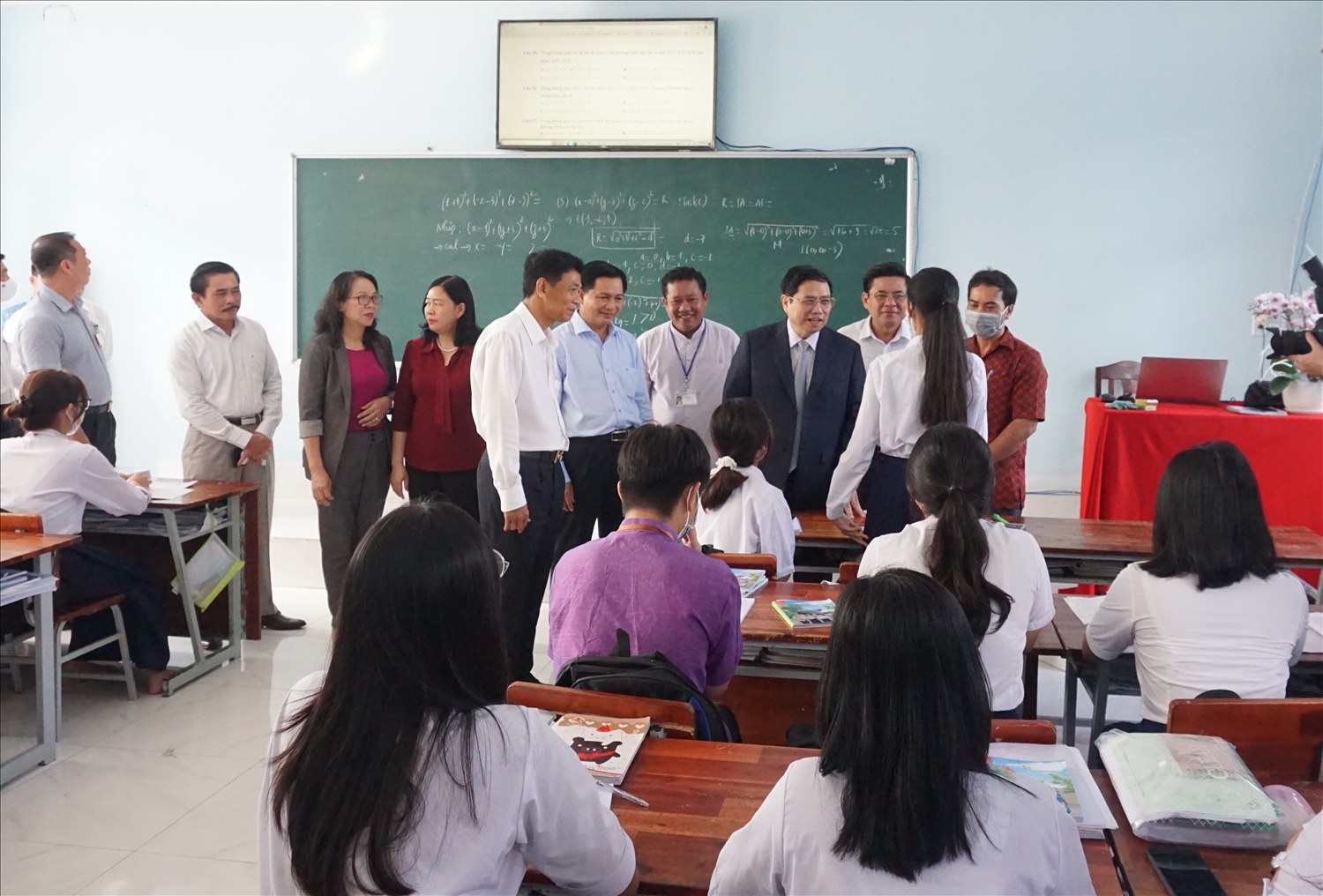 Thủ tướng Phạm Minh Chính và đoàn công tác đến các lớp học thăm hỏi về điều kiện sinh hoạt và học tập của học sinh nhà trường