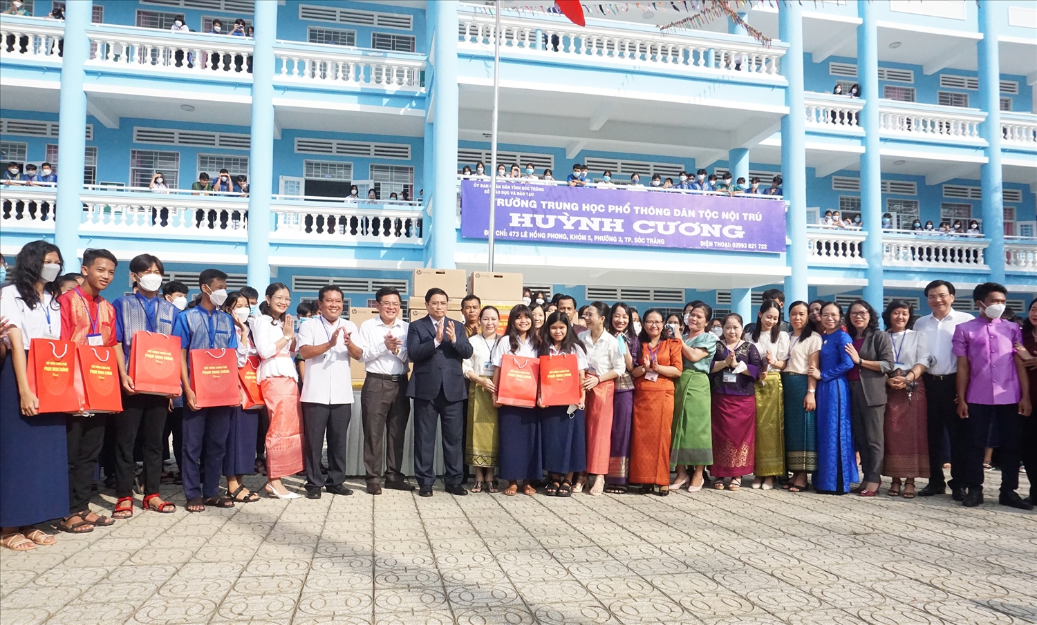 Thủ tướng Phạm Minh Chính cùng Đoàn công tác chụp ảnh lưu niệm cùng thầy và trò Nhà trường