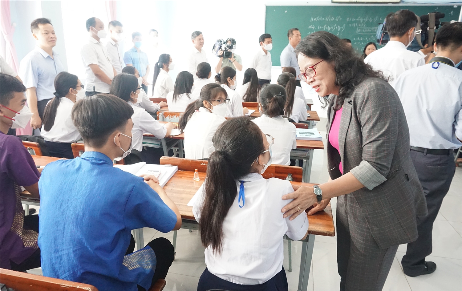 Là thành viên Đoàn công tác, Thứ trưởng, Phó Chủ nhiệm UBDT Hoàng Thị Hạnh ân cần hỏi thăm các em học sinh lớp 12 về chọn nguyện vọng vào đại học