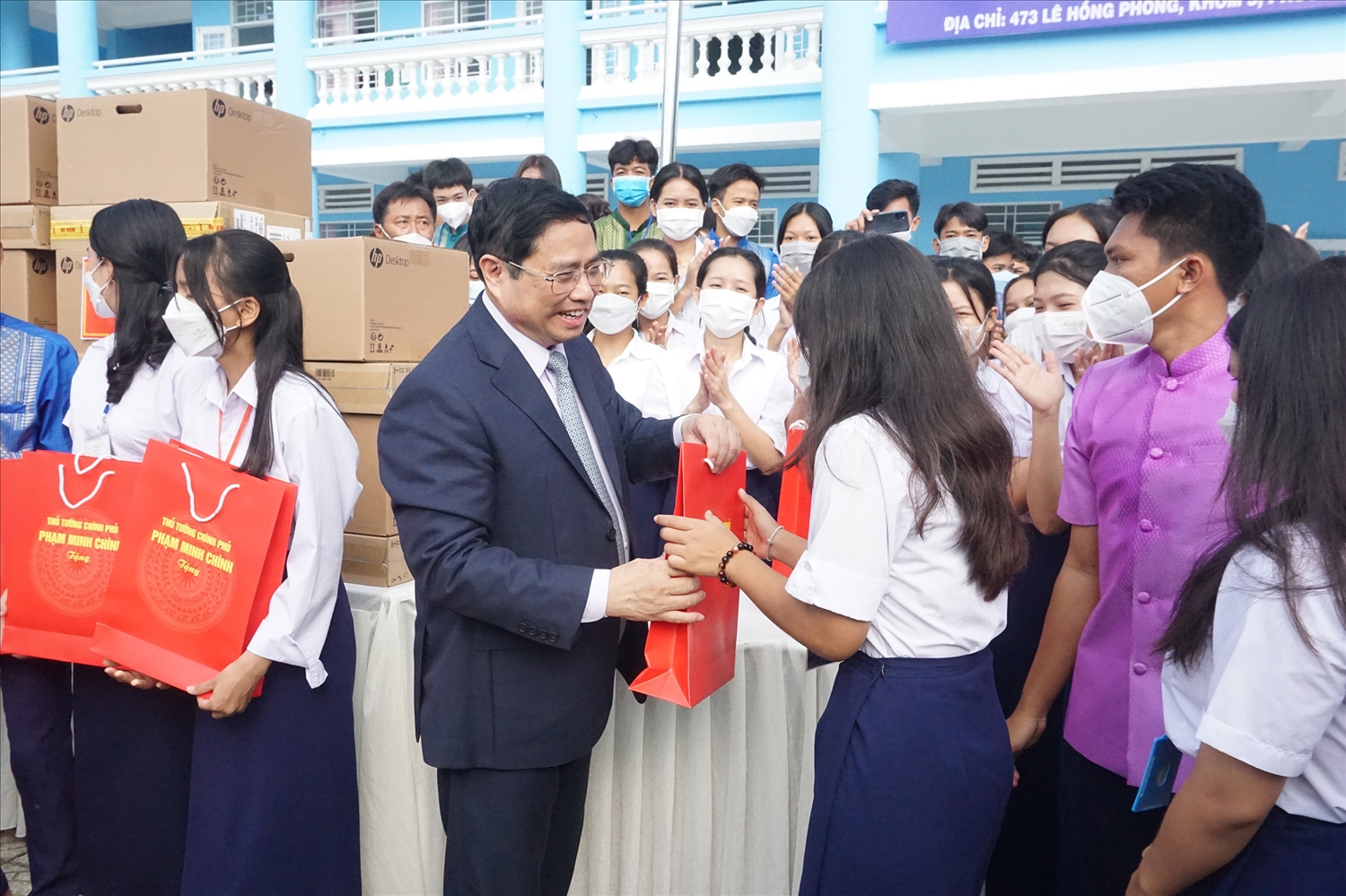 Thủ tướng Phạm Minh Chính trao học bổng đến các em vượt khó học giỏi