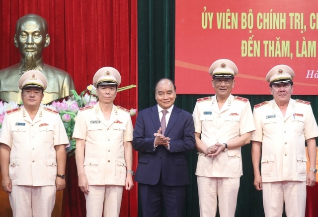 Chủ tịch nước Nguyễn Xuân Phúc chụp ảnh cùng lãnh đạo Cục An ninh nội địa tại buổi làm việc - Ảnh: VOV