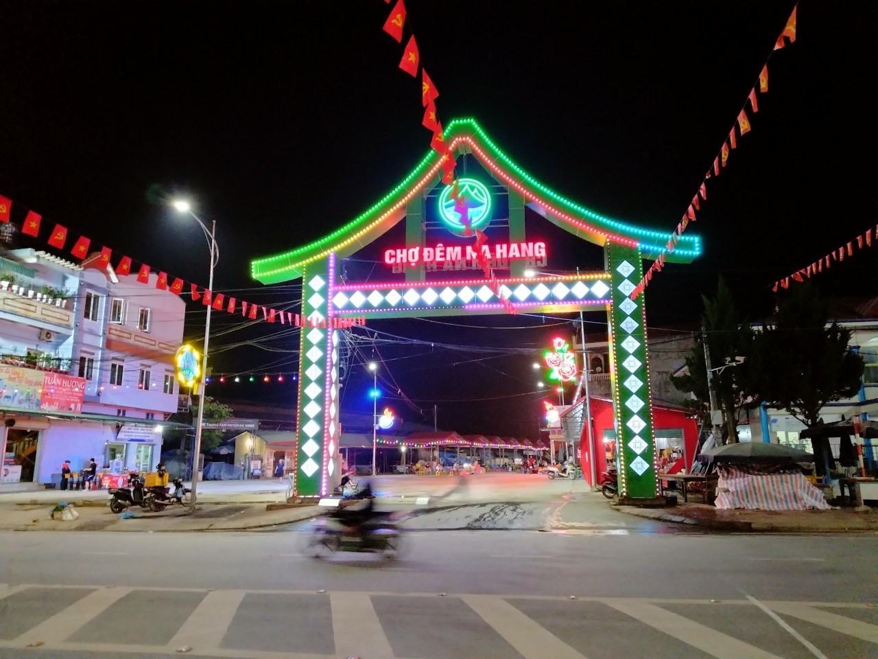 Chợ đêm thị trấn Na Hang sẵn sàng đón du khách tham quan, mua sắm 
