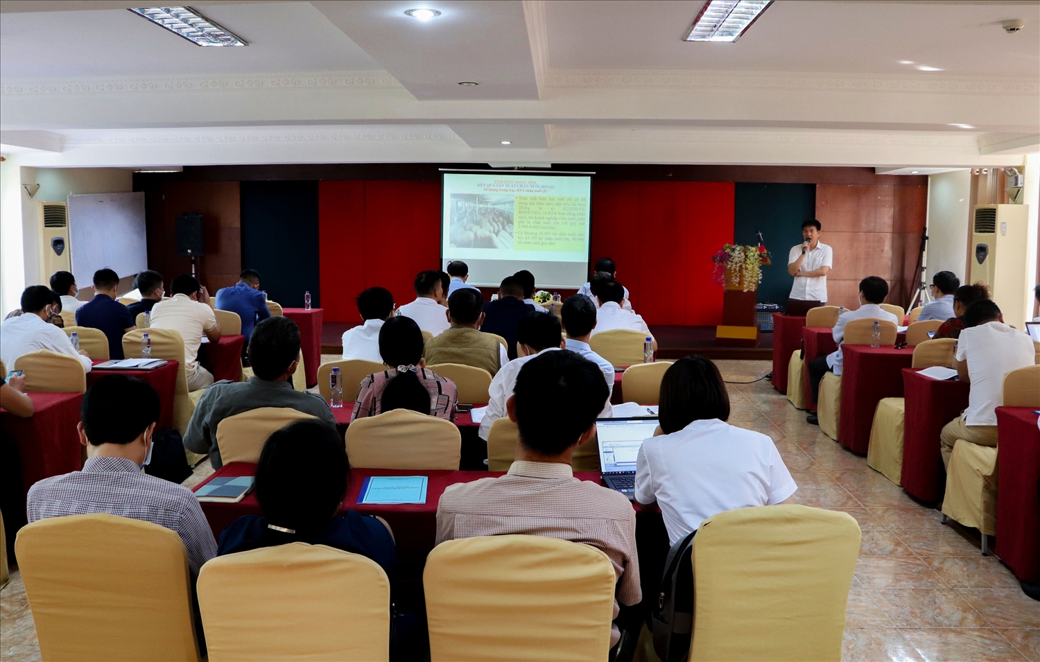 Các các cá nhân, doanh nghiệp, HTX trao đổi thảo luận với cơ quan chuyên môn của Sở Nông nghiệp và Phát triển Nông thôn tỉnh Lai Châu