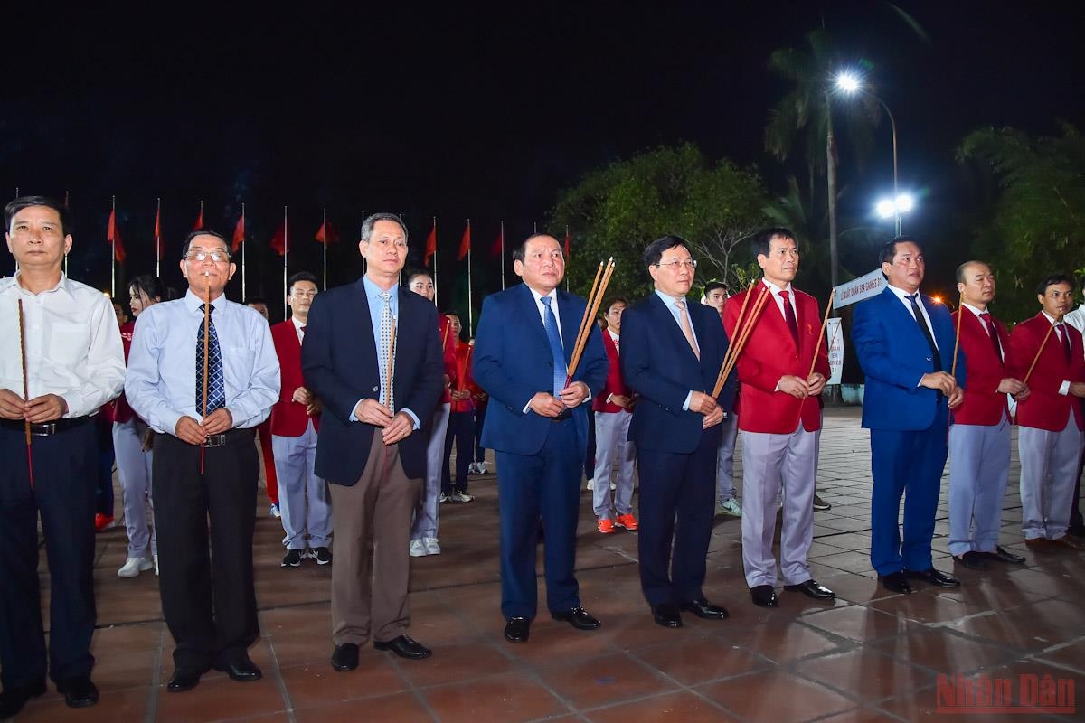 Các đại biểu dâng hương tại tượng đài Bác Hồ tại Trung tâm Huấn luyện thể thao quốc gia Hà Nội. 