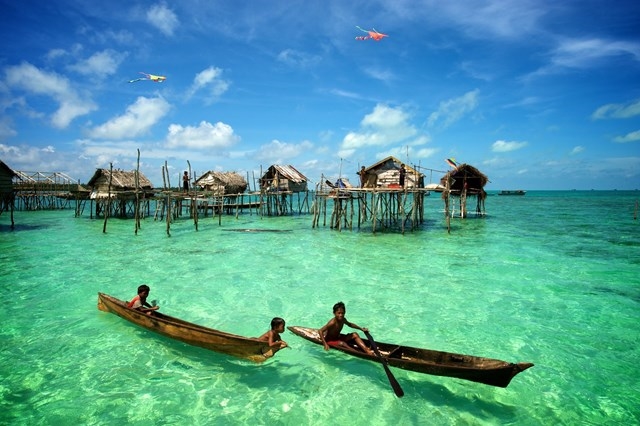 Những ngôi nhà gỗ hoặc lều, được dựng trên rạn san hô gần các đảo ở Indonesia, Malaysia hay Philippines