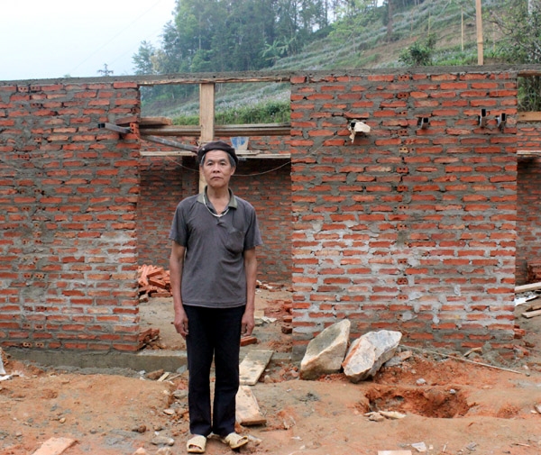 Cựu chiến binh Thèn Khấy Chỉ và điểm Trường Mầm non thôn Pạc Tiến đang được xây dựng trên mảnh đất do gia đình tự nguyện hiến.