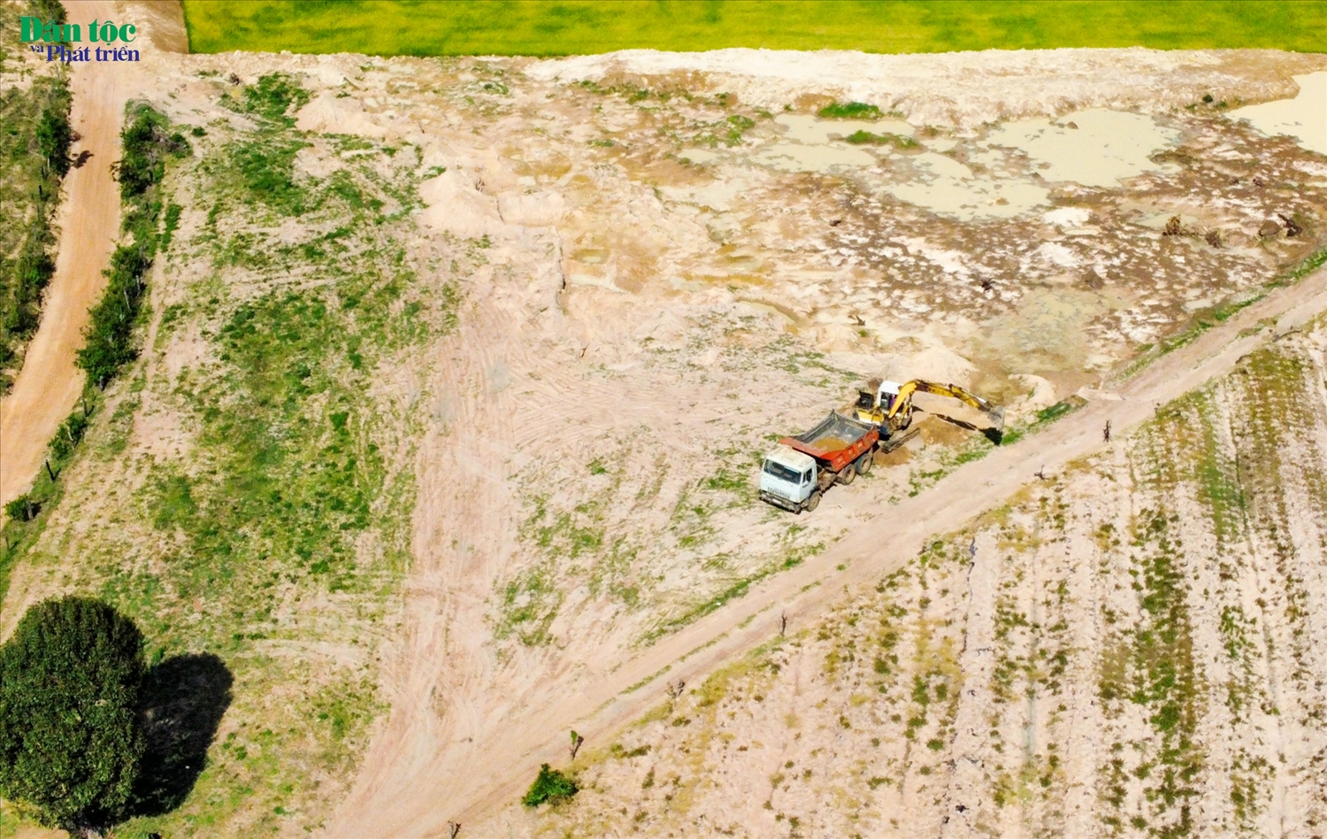 Các phương tiện tập trung khai thác đất ruộng để phục vụ sản xuất gạch nung tại xã Ia Lâu, huyện Chư Prông