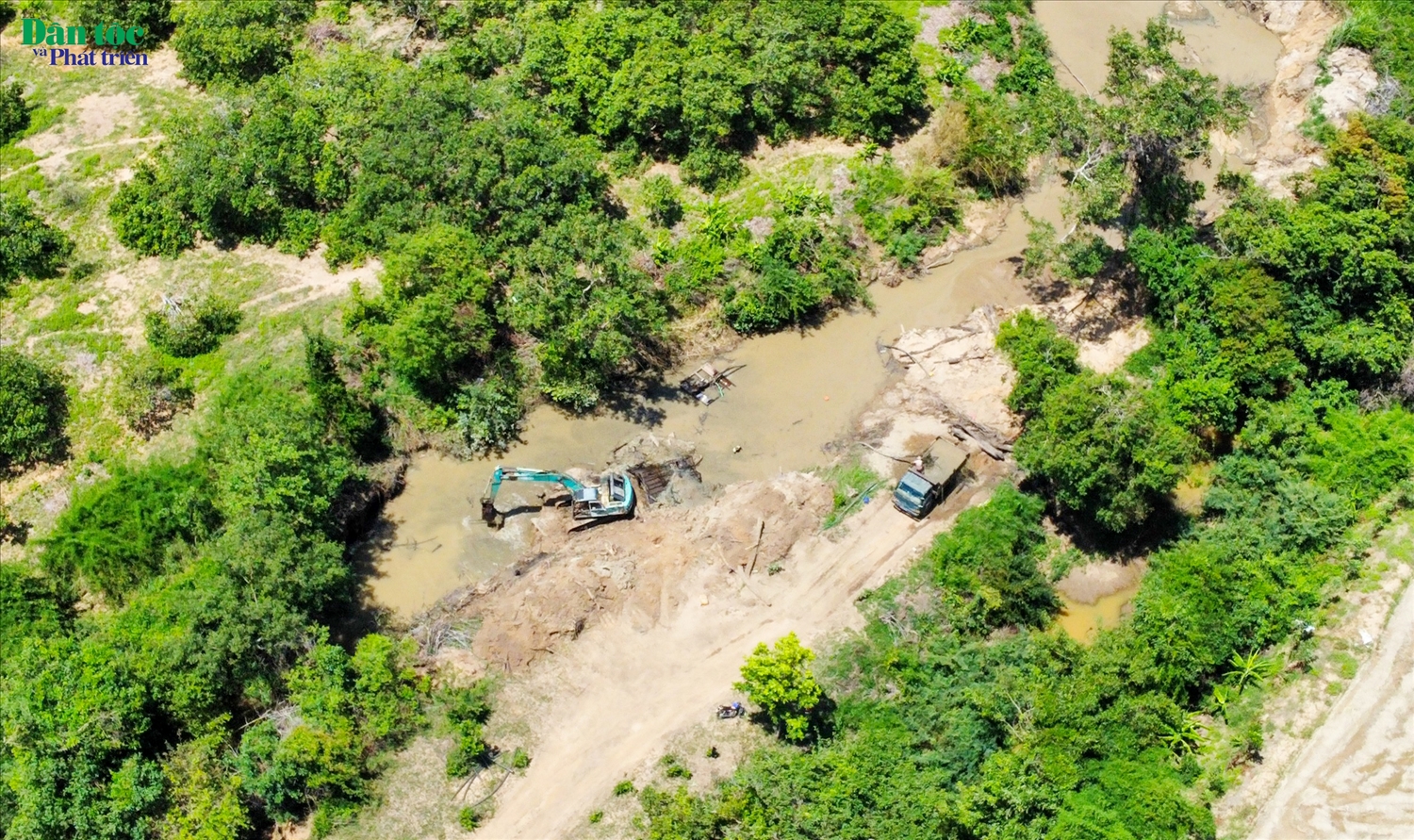 Hoạt động khai thác cát trái phép diễn ra tại làng Đút, xã Ia Lâu, huyện Chư Prông