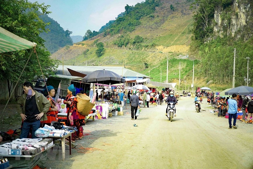 Chợ phiên Xá Nhè là một trong những nét đặc trưng văn hóa dân tộc của huyện Tủa Chùa (Điện Biên). (Ảnh: Xuân Tư/TTXVN)