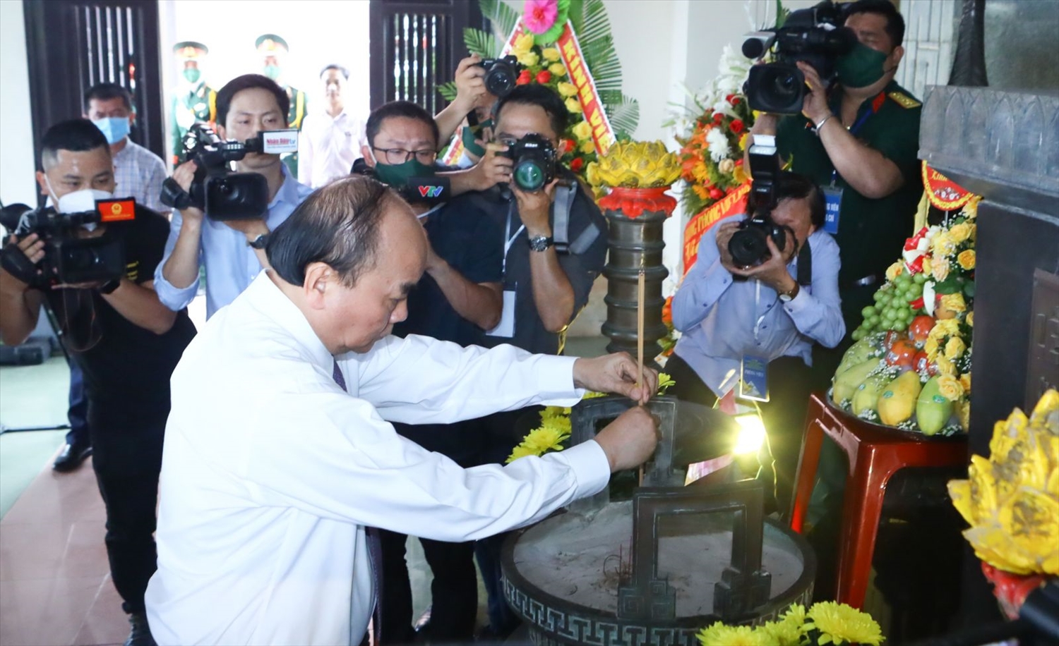 Chủ tịch nước Nguyễn Xuân Phúc dâng hương tưởng niệm Tổng Bí thư Lê Duẩn. Ảnh: VPCTN