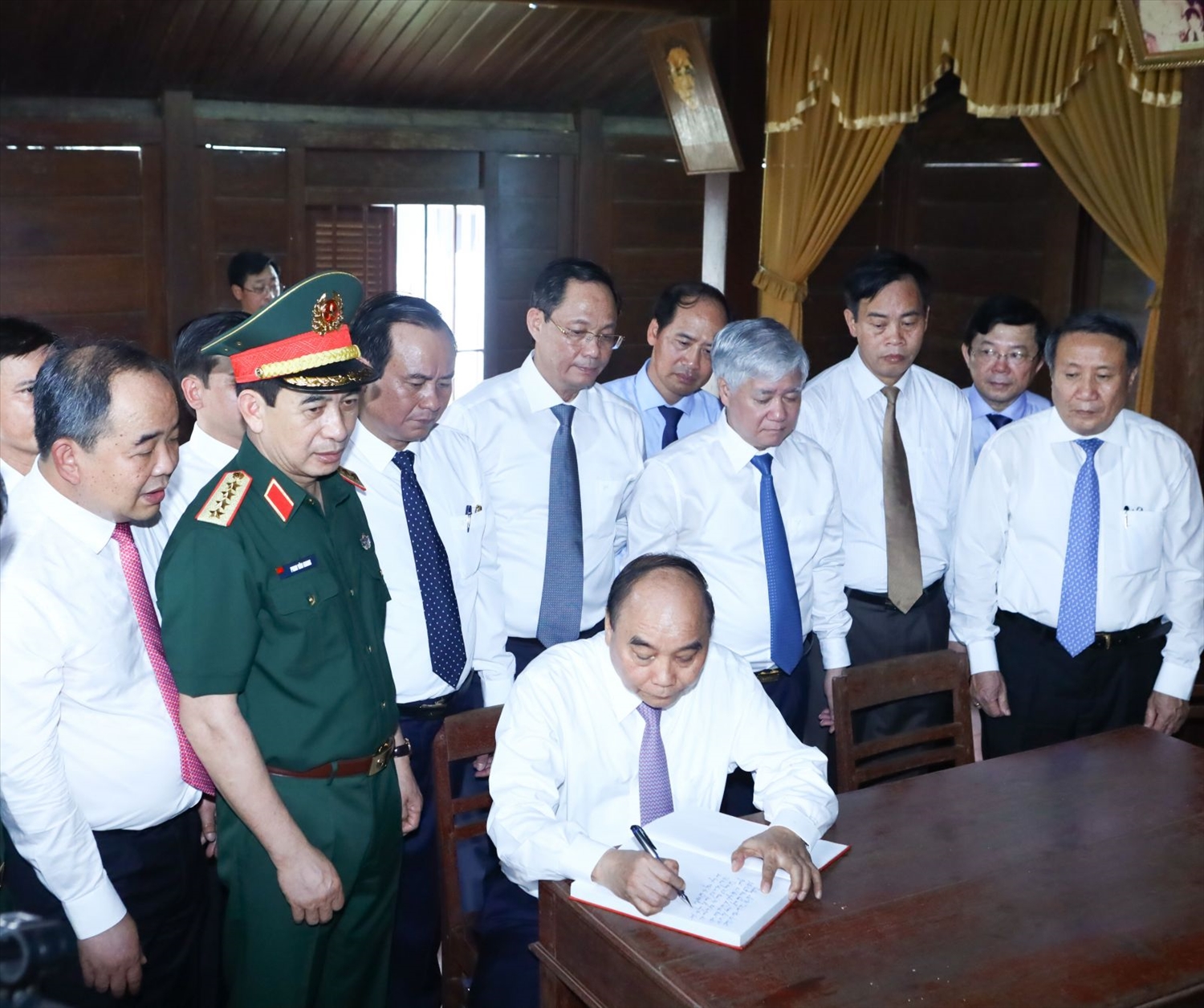 Chủ tịch nước Nguyễn Xuân Phúc viết lưu bút tại Khu lưu niệm Tổng Bí thư Lê Duẩn.​​​​​​​ Ảnh: VPCTN