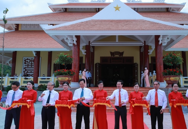 Các đồng chí lãnh đạo, nguyên lãnh đạo Đảng, Nhà nước cắt băng khánh thành Đền thờ các liệt sĩ hy sinh trên địa bàn Phú Quốc trong các thời kỳ chiến tranh - Ảnh: VGP/Đình Nam