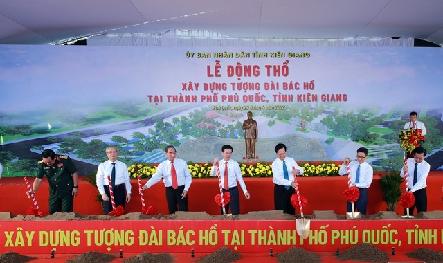Các đồng chí lãnh đạo, nguyên lãnh đạo Đảng, Nhà nước, các bộ, ngành, tỉnh Kiên Giang thực hiện nghi thức động thổ xây dựng Tượng đài Bác Hồ -Anh: VGP/Đình Nam