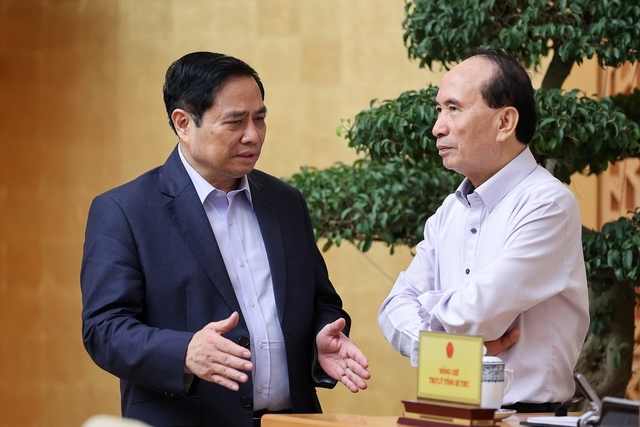 Thủ tướng Phạm Minh Chính trao đổi với các đại biểu tham dự phiên họp - Ảnh: VGP/Nhật Bắc