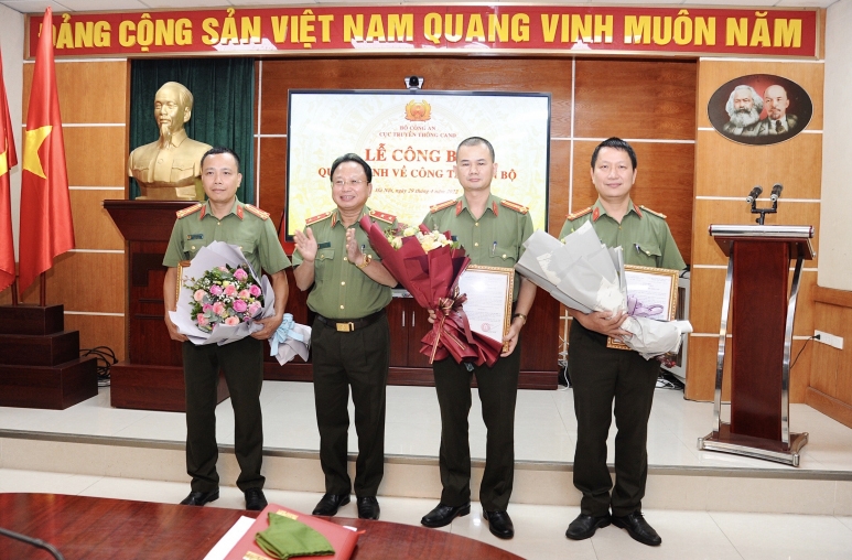 Trung tướng Mai Văn Hà trao các Quyết định bổ nhiệm các đồng chí: Thượng tá Trần Duy Hiển; Trung tá Phan Đăng Trường và Thượng tá Trần Hồng Thanh