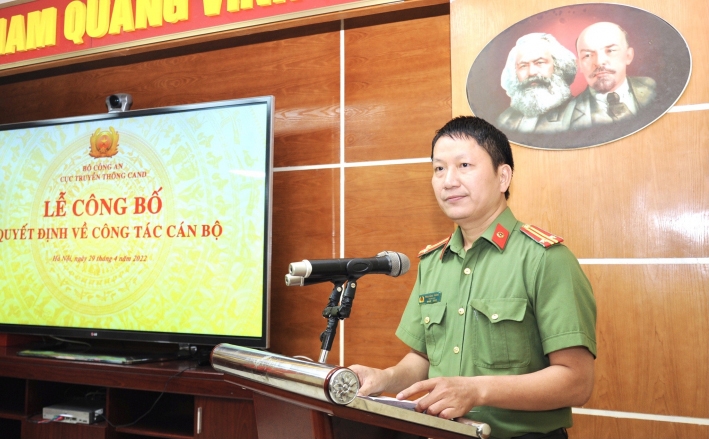 Trung tá Phan Đăng Trường, Phó Tổng Biên tập Báo CAND thay mặt 7 đồng chí lãnh đạo được bổ nhiệm giữ chức vụ mới phát biểu tại buổi lễ