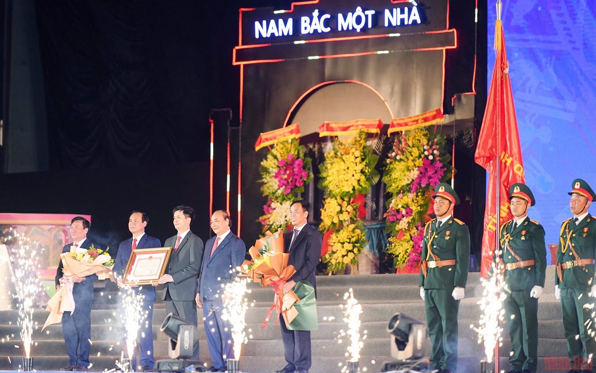 Chủ tịch nước Nguyễn Xuân Phúc trao Huân chương Hồ Chí Minh lần thứ 2 cho tỉnh Quảng Trị. (Ảnh: THÀNH ĐẠT)