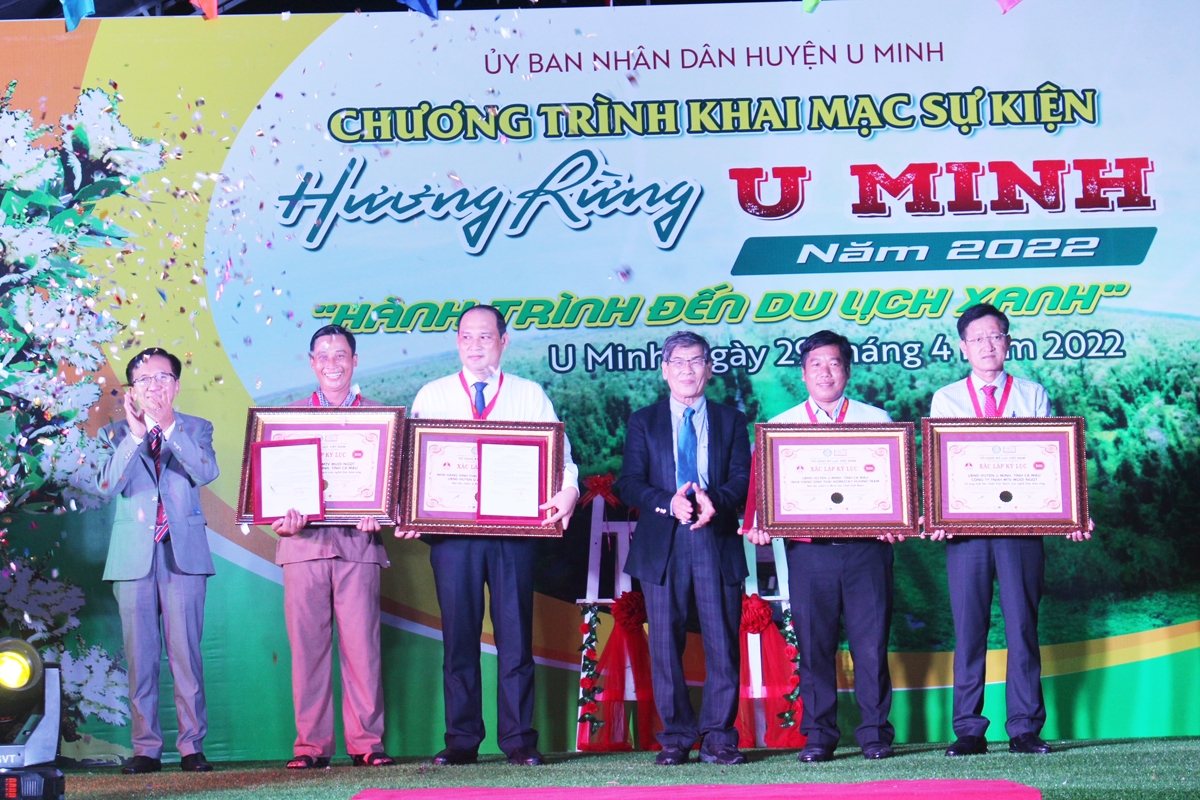 Đại diện Tổ chức Kỷ lục Việt Nam trao xác nhận Kỷ lục cho các đơn vị xác lập