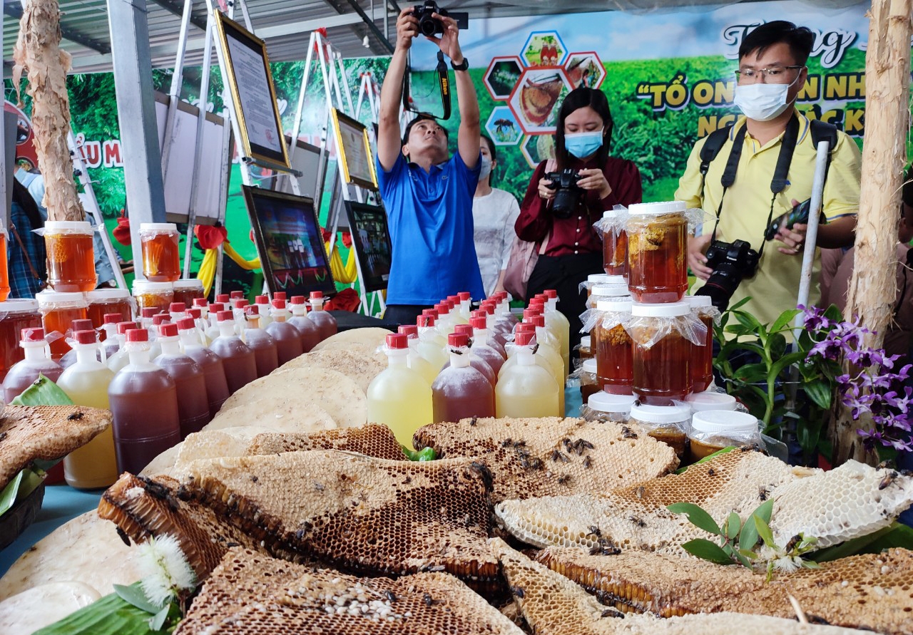 Các sản phẩm từ nghề ong ở U Minh Hạ trưng bày tại sự kiện