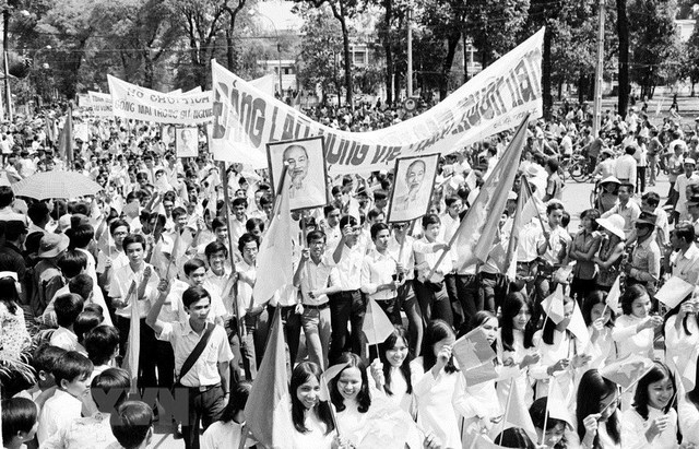 Nhân dân Sài Gòn diễu hành mừng Thành phố được giải phóng (ngày 15/5/1975) - Ảnh tư liệu của TTXVN