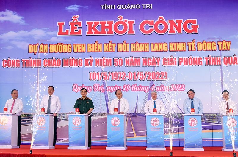 Chủ tịch nước Nguyễn Xuân Phúc cùng các đại biểu ấn nút khởi công.