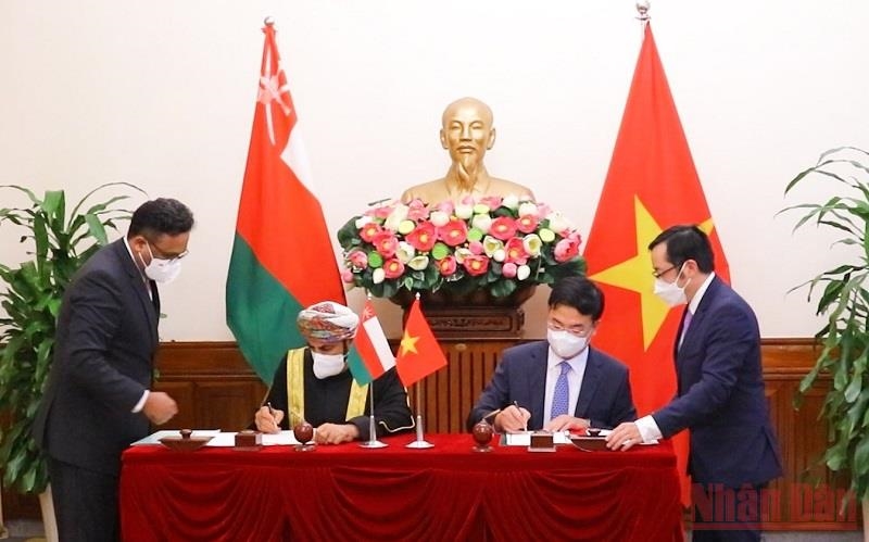 Việt Nam và Oman mở rộng hợp tác kinh tế: Đây là khoảnh khắc đánh dấu sự hợp tác kinh tế rộng lớn giữa Việt Nam và Oman. Với nhiều cơ hội kinh doanh mới, hai quốc gia đang hợp tác để phát triển và tăng cường quan hệ giữa các doanh nghiệp. Hãy xem hình ảnh dưới đây và cùng cảm nhận sự phát triển của hai quốc gia này.