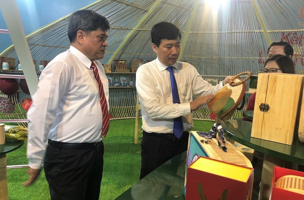 Ông Phạm Thiện Nghĩa, Chủ tịch UBND tỉnh Đồng Tháp (giữa) và Thứ trưởng Bộ NN&PTNT Trần Thanh Nam xem các sản phẩm OCCOP trưng bày tại Diễn đàn