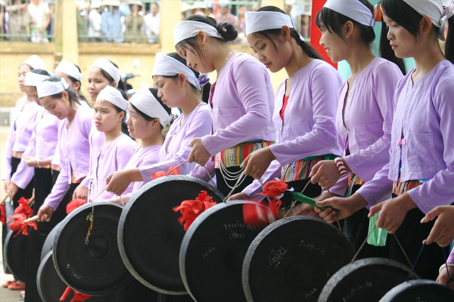 Ngoài hoạt động trải nghiệm dù lượn, du khách và nhân dân còn cuốn hút vào các hoạt động lễ hội với màn biểu diễn chiêng Mường do các nghệ nhân xã Quang Tiến biểu diễn