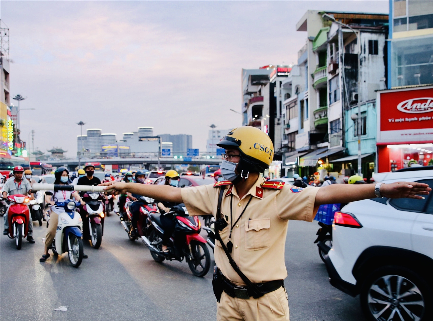 Cảnh sát giao thông được huy động để điều tiết giao thông dịp 30/4.