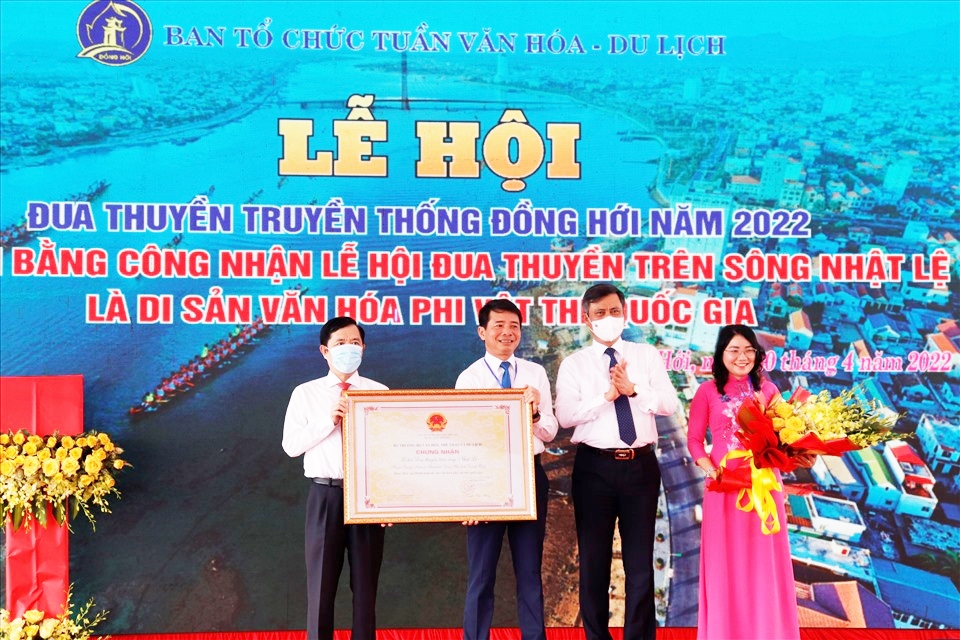 Ông Trần Thắng (thứ 2 từ trái qua), Chủ tịch UBND tỉnh Quảng Bình thừa ủy quyền của Bộ VHTT&DL trao Bằng công nhận Lễ hội đua thuyền truyền thống trên sông Nhật Lệ là Di sản văn hóa phi vật thể cấp Quốc gia