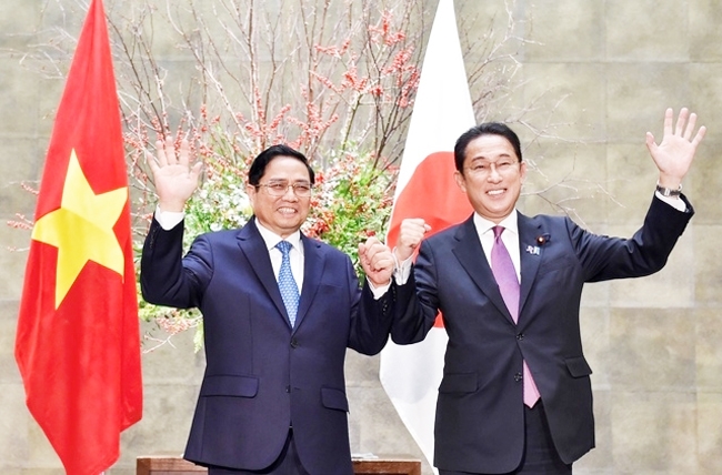 Thủ tướng Nhật Bản Kishida Fumio đón Thủ tướng Phạm Minh Chính thăm Nhật Bản, tháng 11/2021. (Ảnh: VGP/Nhật Bắc)