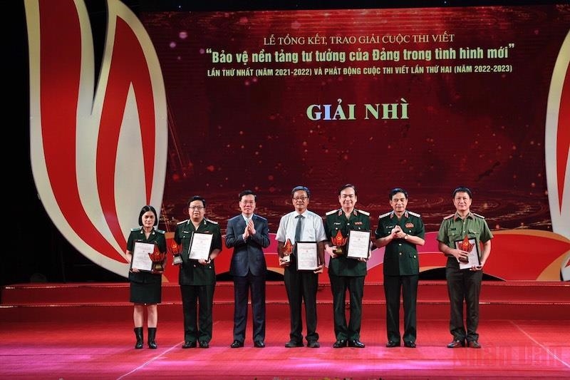 Thường trực Ban Bí thư Võ Văn Thưởng và Đại tướng, Bộ trưởng Quốc phòng Phan Văn Giang trao giải Nhì cho các tác giả, nhóm tác giả.