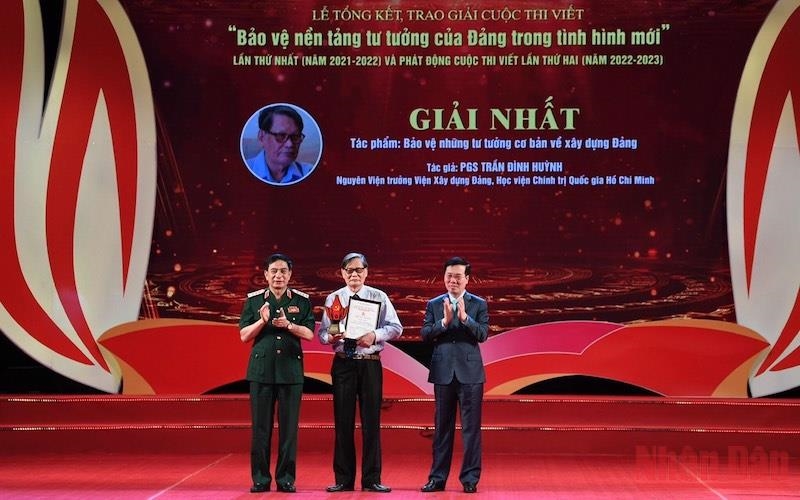 Thường trực Ban Bí thư Võ Văn Thưởng và Đại tướng, Bộ trưởng Bộ Quốc phòng Phan Văn Giang trao giải nhất cho PGS,TS Trần Đình Huỳnh.